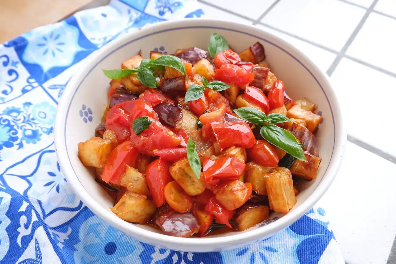 Melanzane a funghetto ricetta della nonna, un piatto colorato e saporito, pronto per essere gustato.