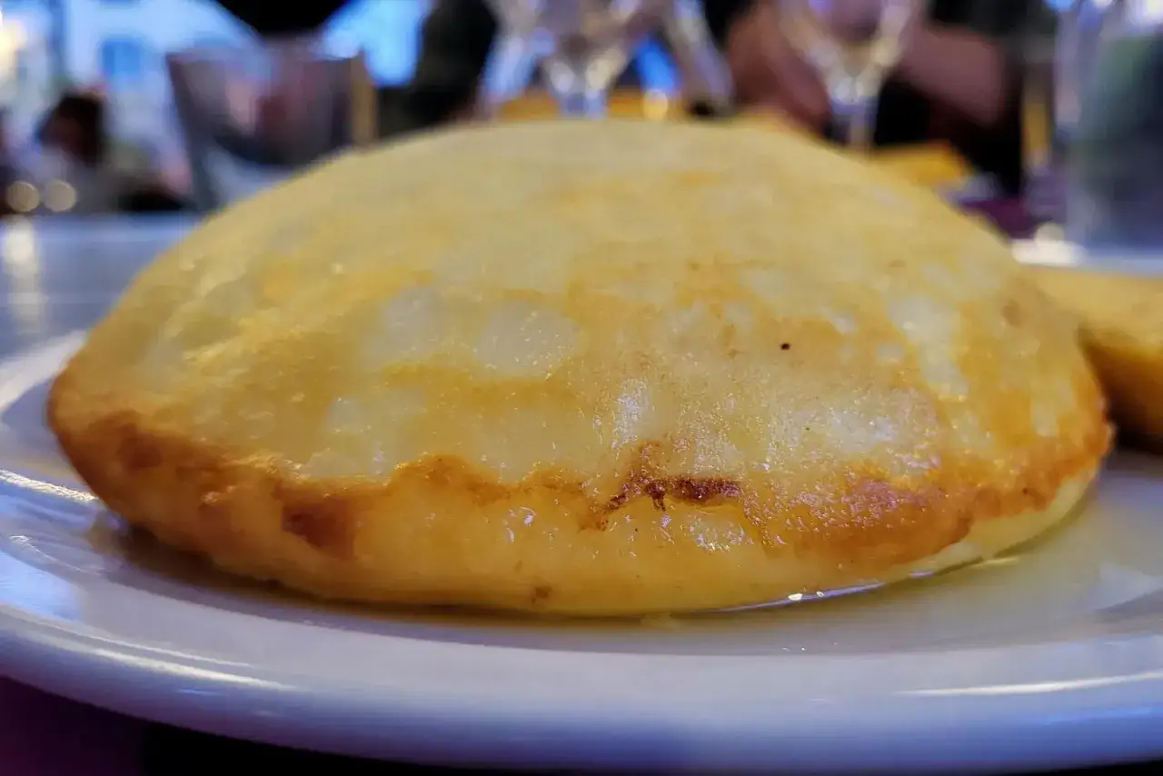 Un invitante frico, croccante fuori e morbido dentro, pronto per essere gustato. Una deliziosa frico ricetta.