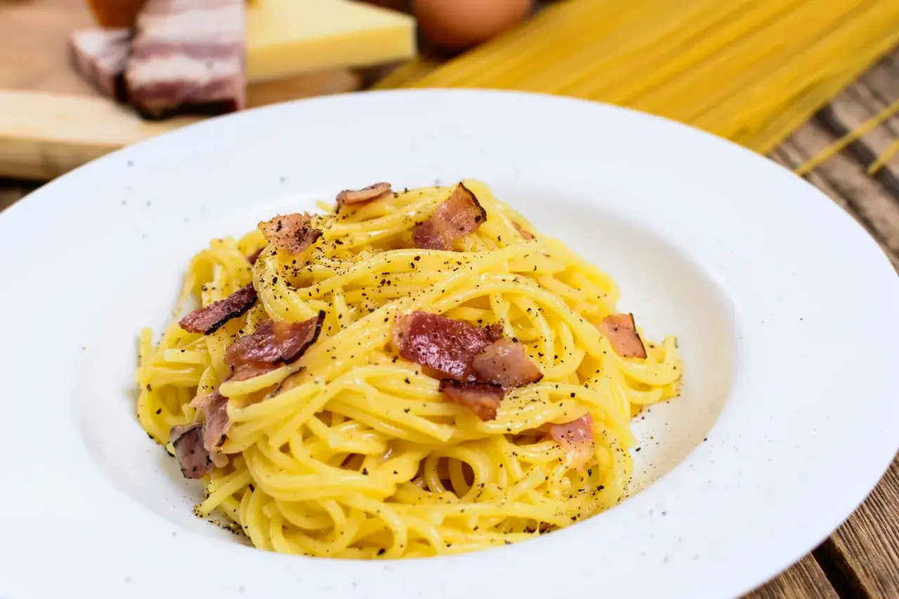 Spaghetti alla carbonara, la ricetta originale romana di Sora Lella, con guanciale croccante e pepe nero.