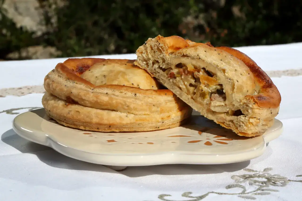 Rustico leccese, un fagottino dorato e friabile, ripieno di un gustoso mix di formaggio e verdure, pronto per essere gustato.