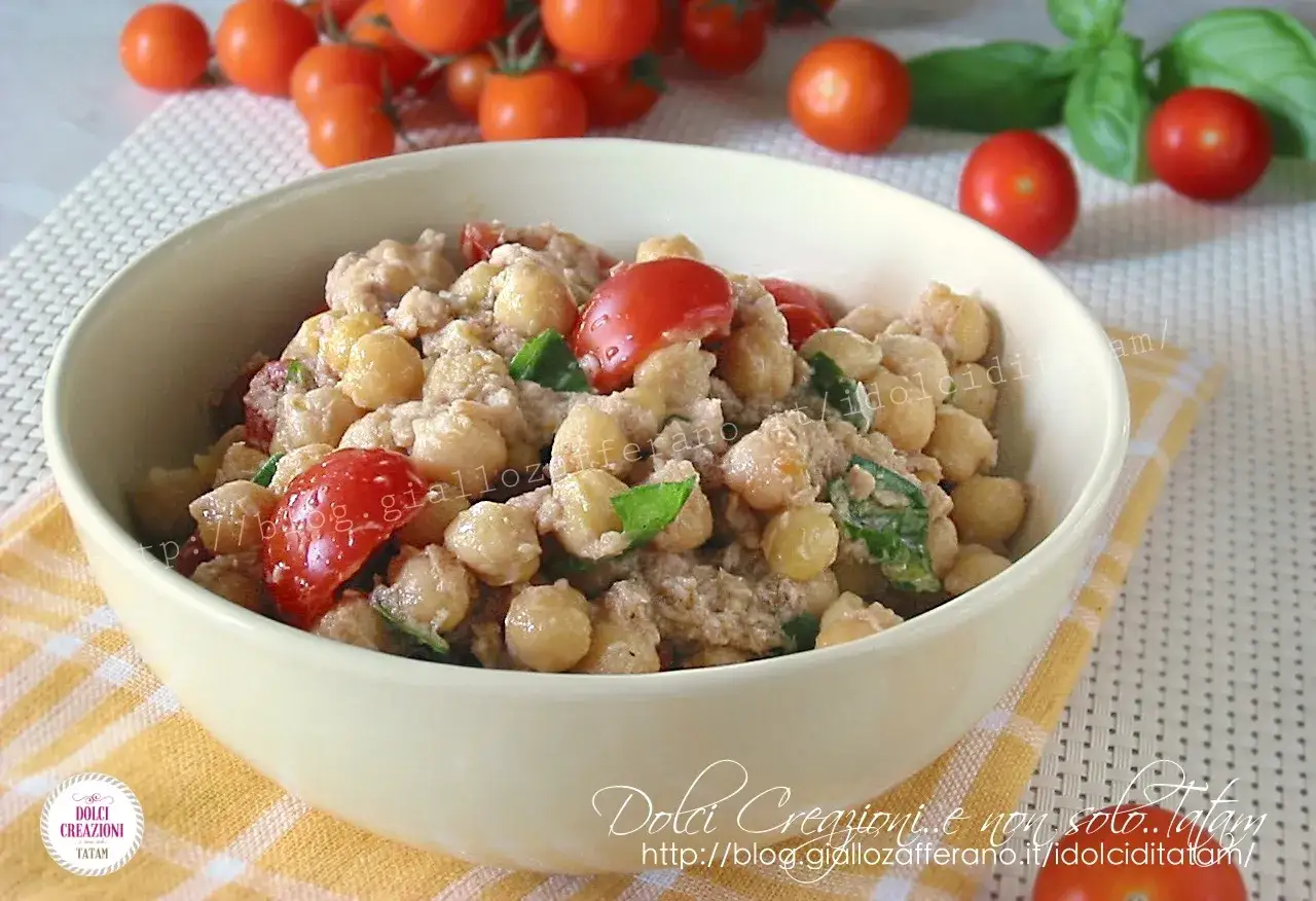 Insalata di ceci e tonno, un piatto fresco e saporito, con pomodorini e basilico.