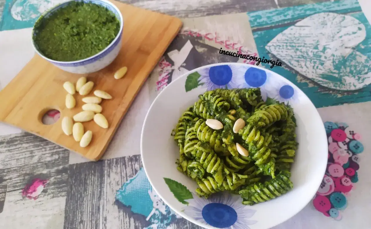 Fusilli conditi con un vibrante pesto di cavolo nero, guarniti con mandorle. Un piatto sano e gustoso.
