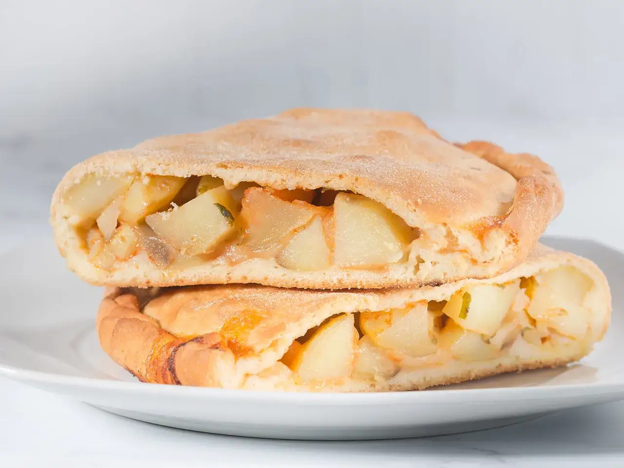 Scacce ragusane, focacce ripiene di patate e cipolle, un sapore autentico della Sicilia.