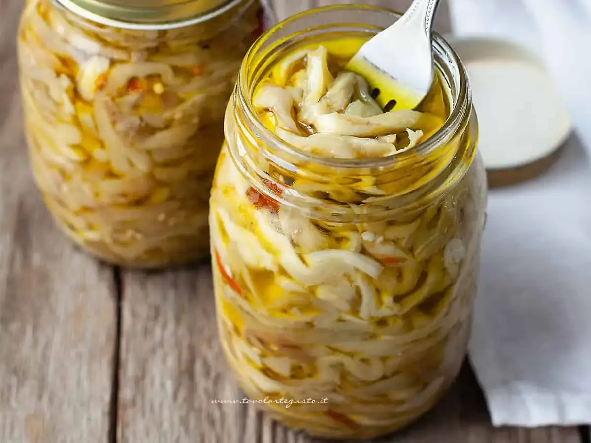 Melanzane sott'olio a crudo in vasi di vetro, pronte per essere gustate. Un classico della conservazione casalinga.
