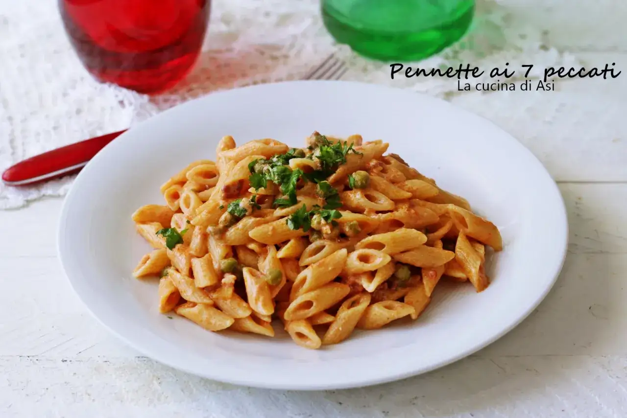 Penne ai 7 peccati cremose con piselli e prezzemolo, un piatto che fa gola.