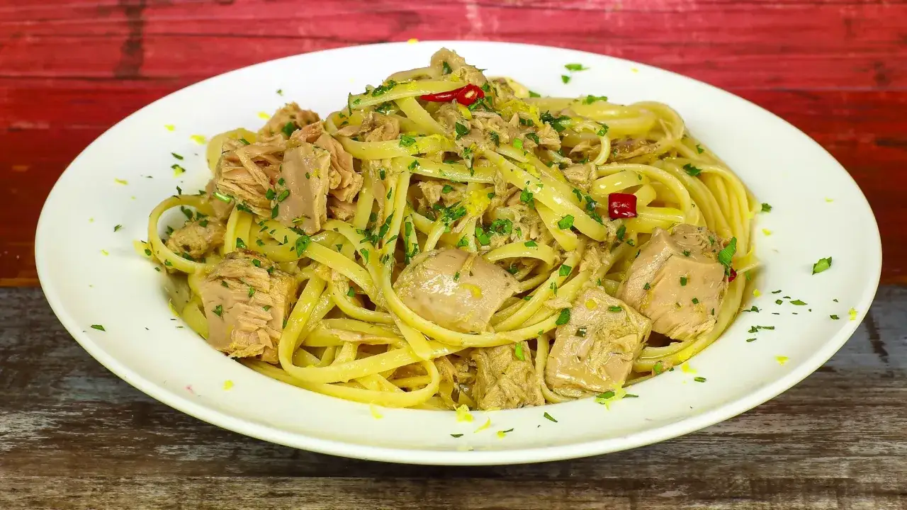 Linguine condite con generose porzioni di tonno fresco, scorza di limone e prezzemolo tritato. Un piatto semplice e gustoso.