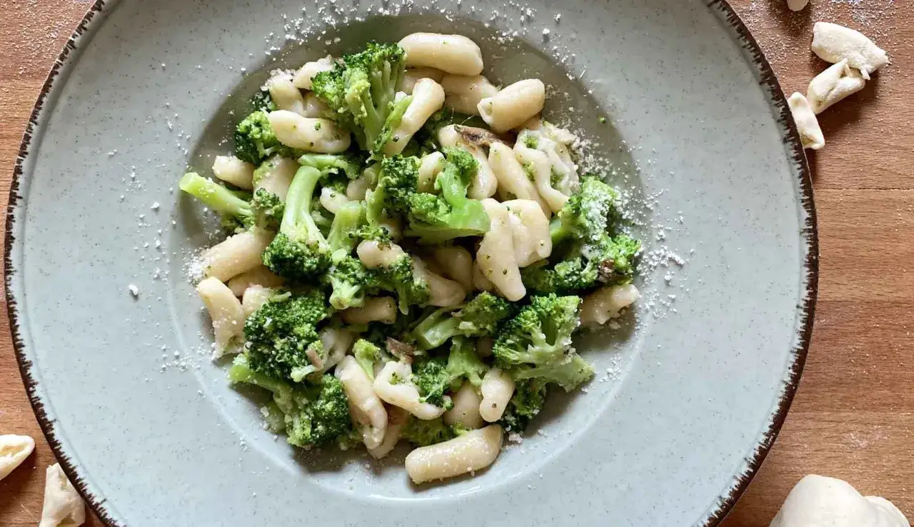 Cavatelli con broccoli e acciughe, un classico su come condirli per un piatto saporito e veloce.