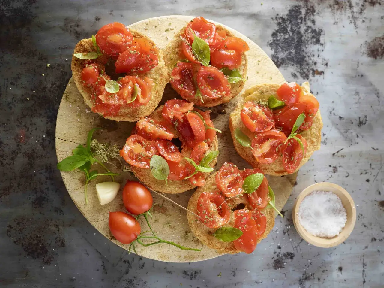 Friselle condite con pomodori freschi, basilico e origano. Ecco come farcire le friselle per un antipasto estivo.