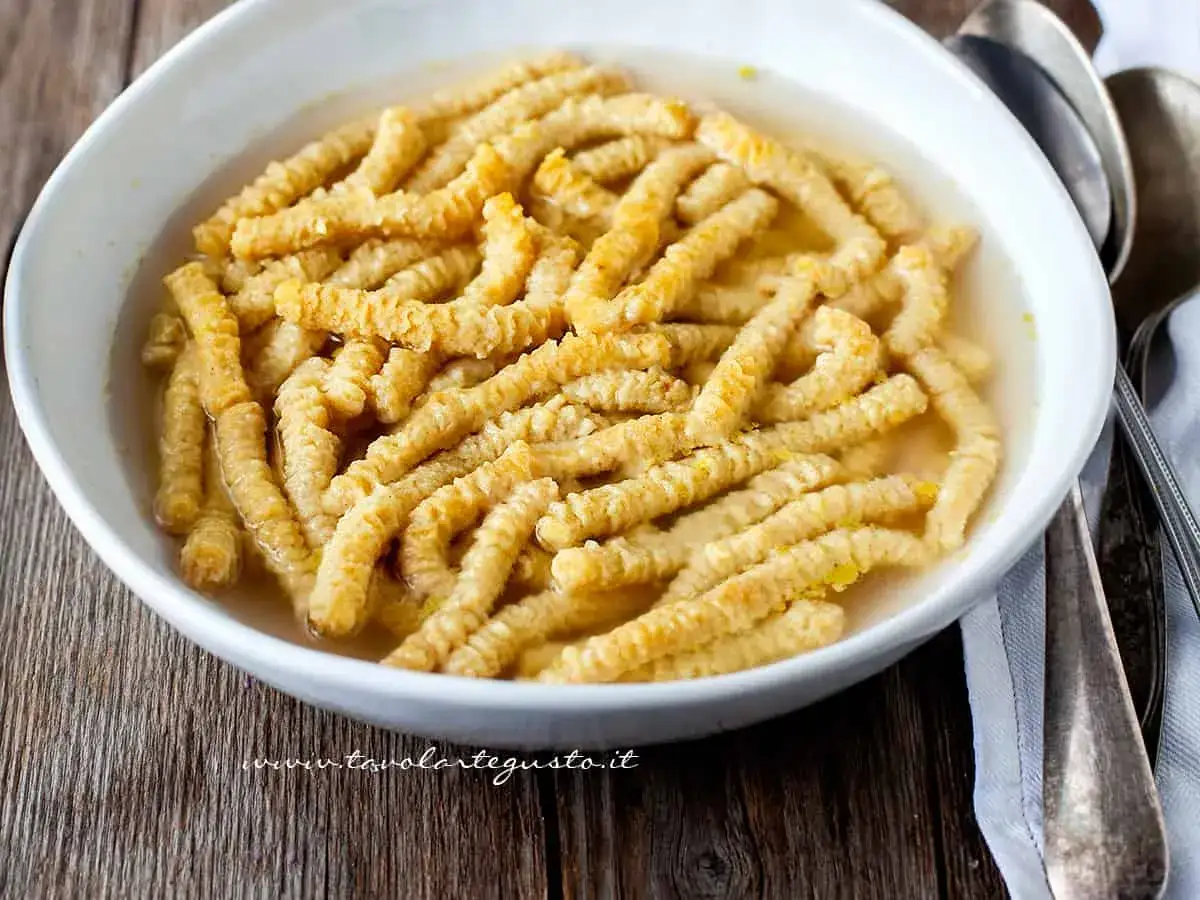 Passatelli in brodo, una ricetta tradizionale romagnola che scalda il cuore. Gustosi e profumati, perfetti per un pranzo in famiglia.