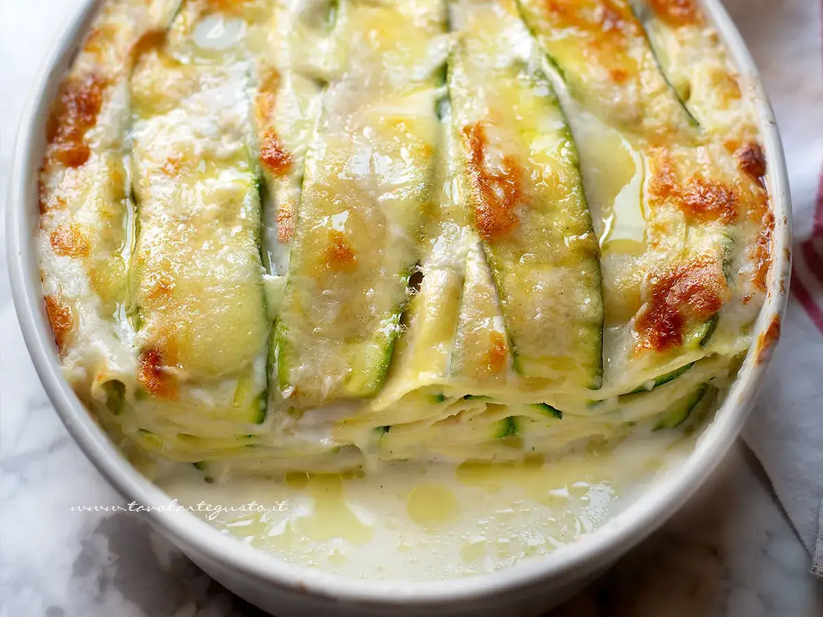 Lasagne vegetariane con zucchine e besciamella cremosa, dorate al forno e pronte per essere gustate.