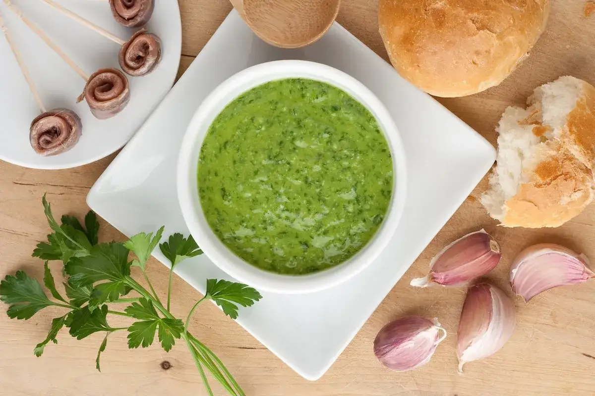 Una ciotola di salsa verde, perfetta per accompagnare acciughe arrotolate, pane e aglio. Una ricetta salsa verde da provare subito!