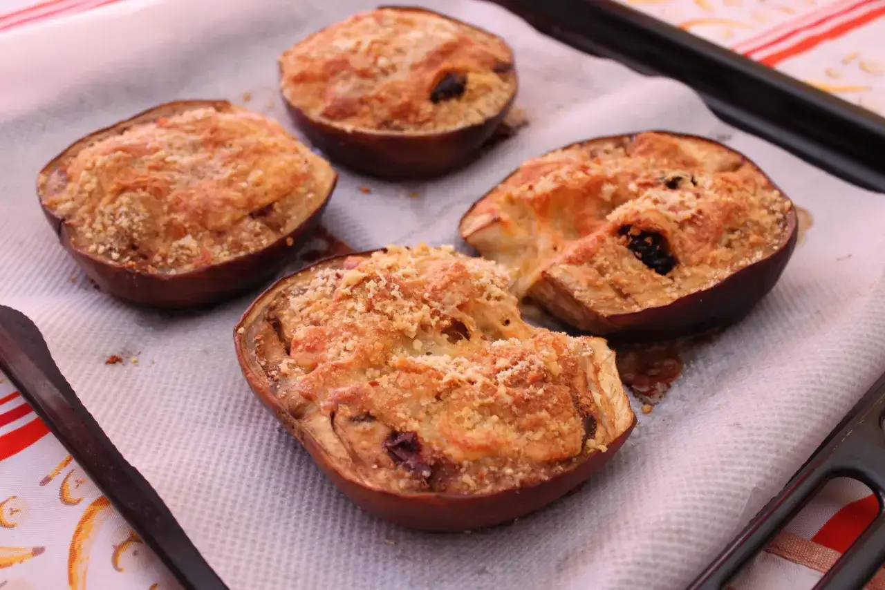 Melanzane ripiene in friggitrice ad aria, dorate e croccanti, pronte per essere gustate.