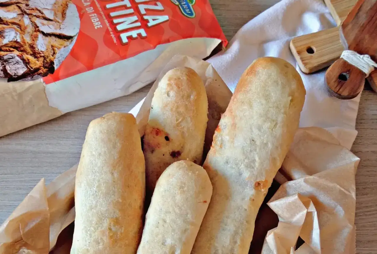 Deliziosi filoncini di pane senza glutine, dorati e fragranti, pronti per essere gustati.
