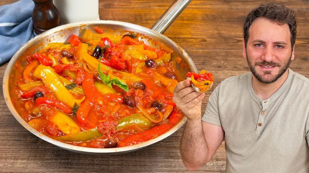 Un uomo mostra un assaggio della peperonata ricetta della nonna, un piatto colorato di peperoni e olive in padella.