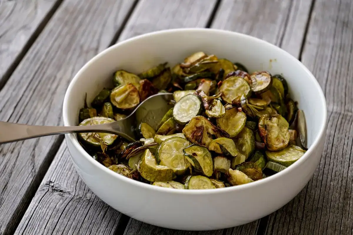 Zucchine in agrodolce veloci, un contorno saporito e pronto in un attimo. Le zucchine affettate sono cotte alla perfezione, pronte per essere gustate.