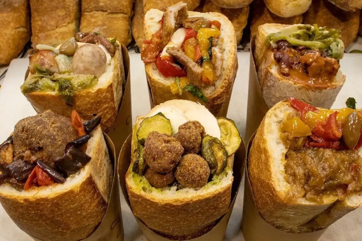Sei cuzzetielli napoletani, pane farcito con polpette, verdure e salsiccia. Un'esplosione di sapori!