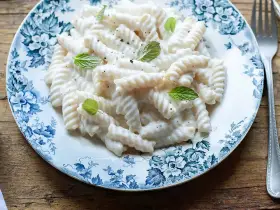 Fusilli cremosi con ricotta, un classico profumato, la pasta con ricotta ricetta della nonna che scalda il cuore.