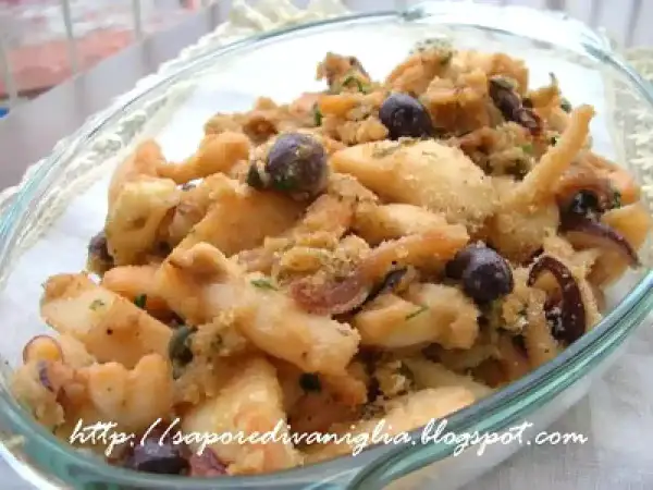 Deliziosi seppie gratinate al forno, croccanti e saporite, con olive nere e prezzemolo.
