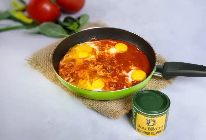 Uova in padella con sugo di pomodoro, un'idea per una frico ricetta veloce e gustosa.